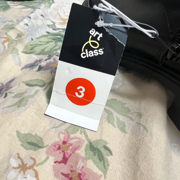 Boots - Picture 8 of 9